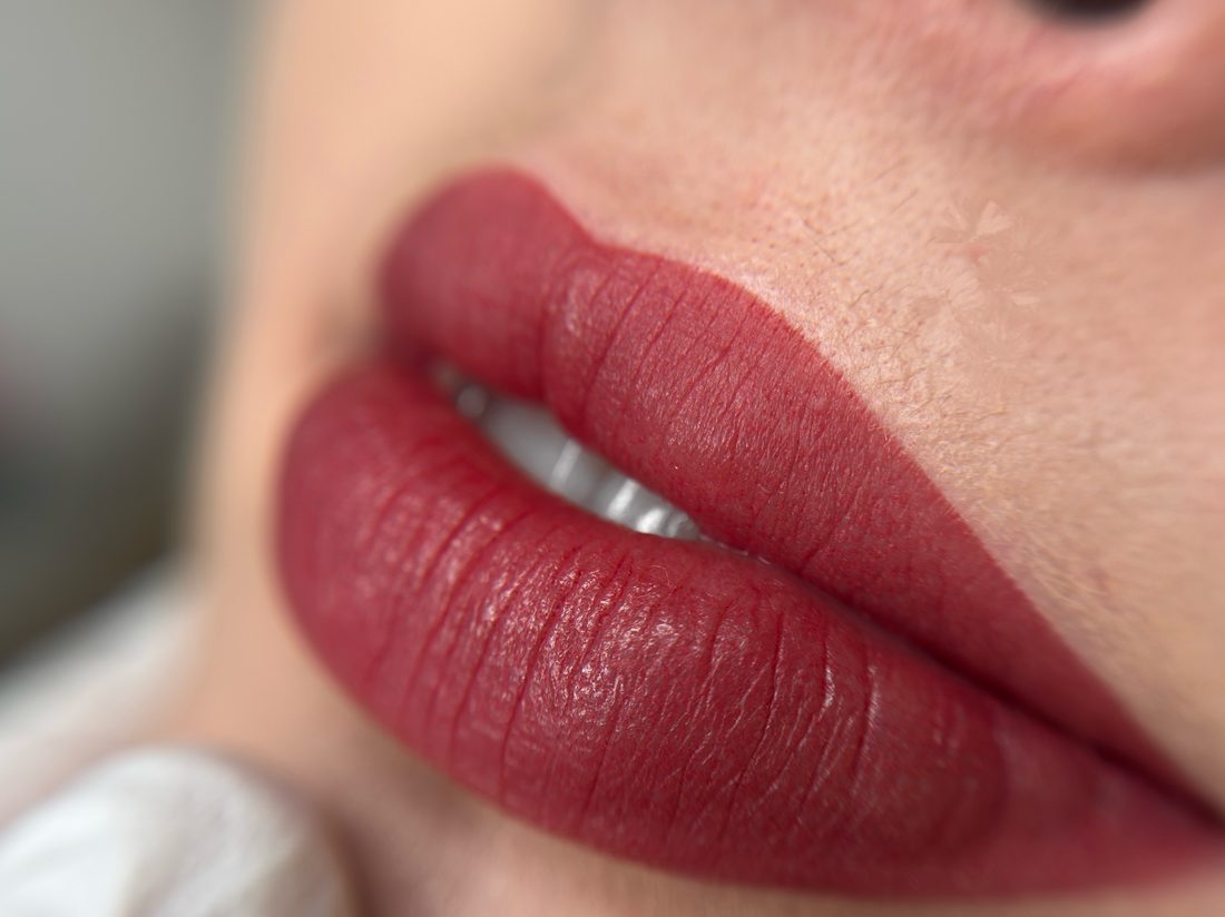 Læber lige efter behandling med permanent makeup